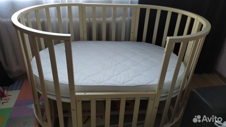 Детская кроватка с маятником