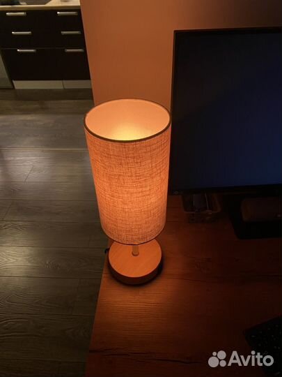 Настольная лампа с абажуром