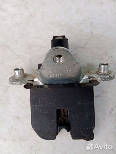 Замок крышки багажника Skoda Octavia A5