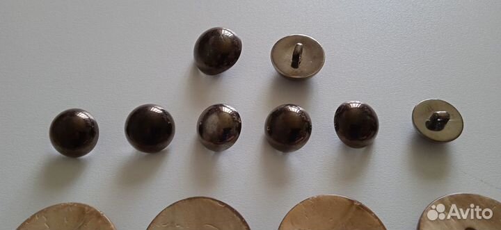 Много разных пуговиц. Цены написаны в объявлении