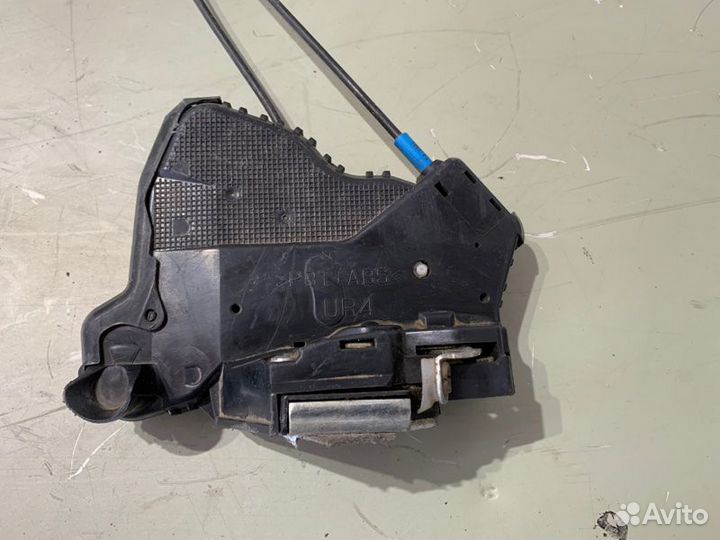 Замок двери передний правый Toyota Avensis