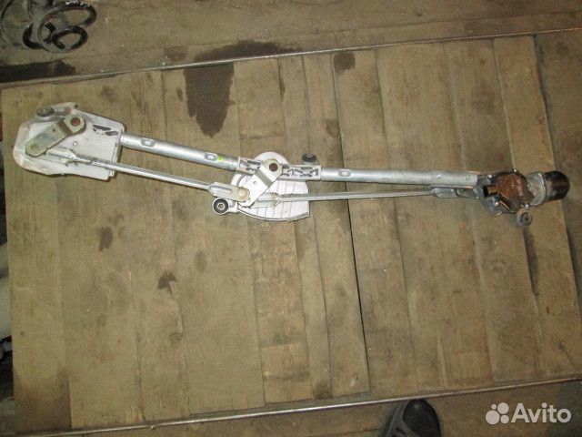 Трапеция стеклоочистителей на Nissan Tiida I (C11)