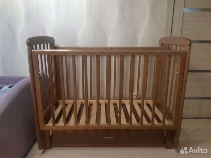 Детская кроватка с маятником и ящиком