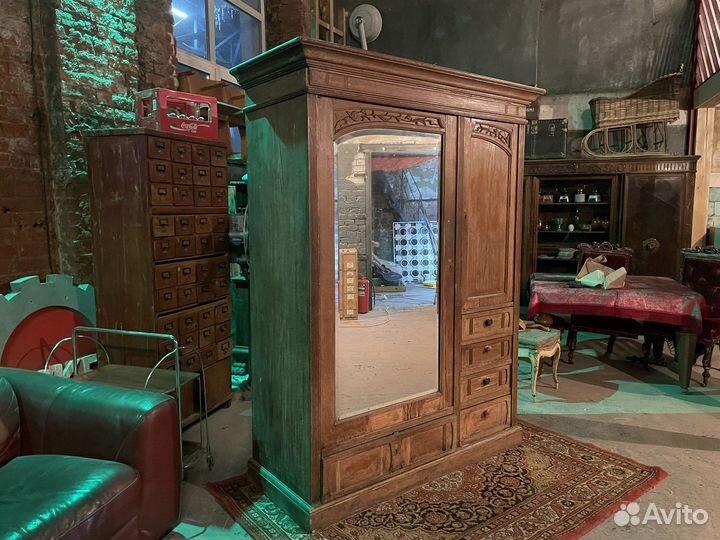 Старинный шкаф