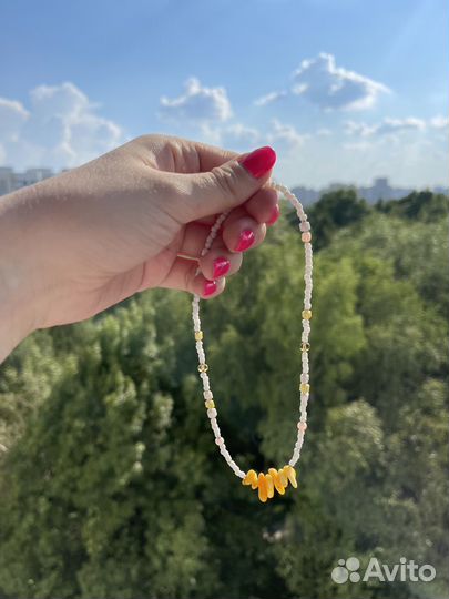 Нежные колье-чокеры с кораллом