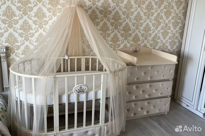 Детская кроватка с маятником