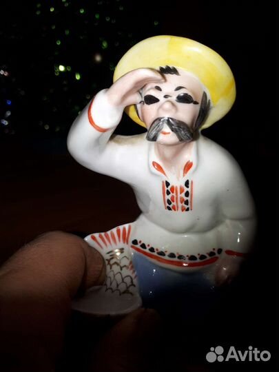 Фарфоровая статуэтка