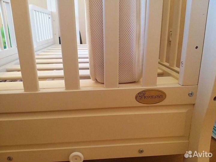 Детская кроватка с маятником