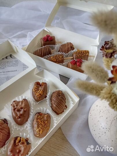 Финики, клубника, бананы в шоколаде/ подарок