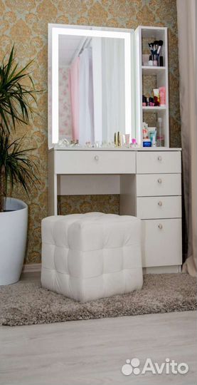 Туалетный столик с зеркалом и подсветкой