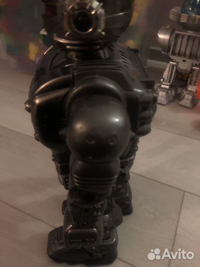 Робот с пистолетом электрический