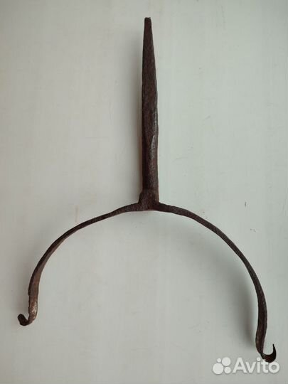 Старинный кованый ухват, крепление под водосток