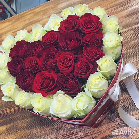 Букет цветов сердце из роз