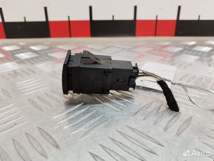 Кнопка аварийной сигнализации Volkswagen Polo 4