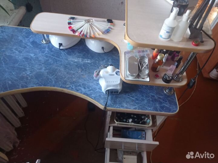Стол маникюрный с лампой