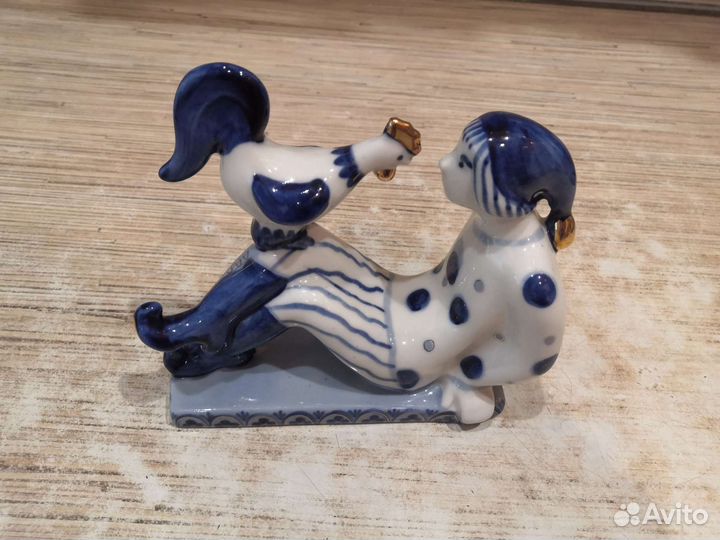 Статуэтка “Скоморох и петух”.ссср гжель