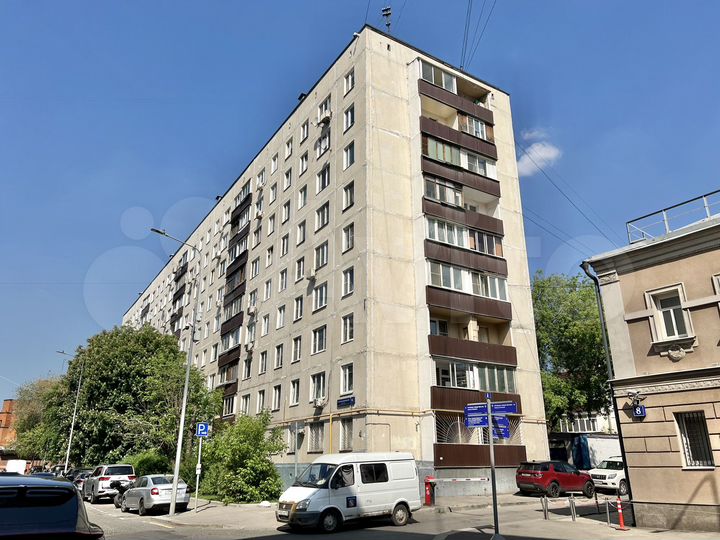 Доля в 2-к. квартире, 44 м², 1/9 эт.