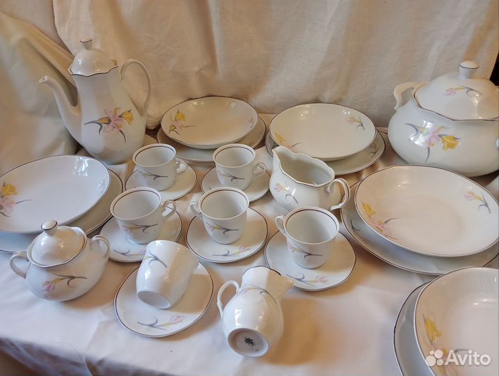 Столовый сервиз, набор ложек, кофейный сервиз