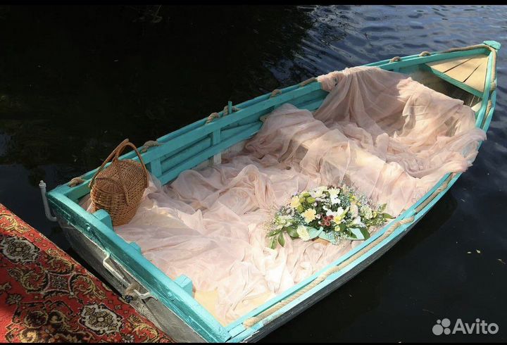 Лодка деревянная