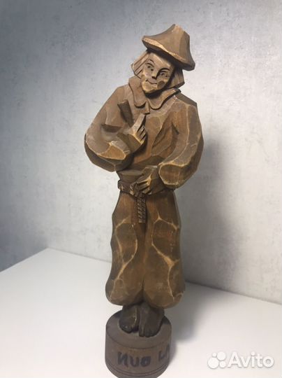 Статуэтка из дерева