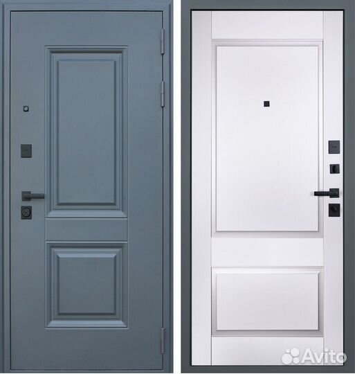 Дверь входная в квартиру с черной фурнитурой