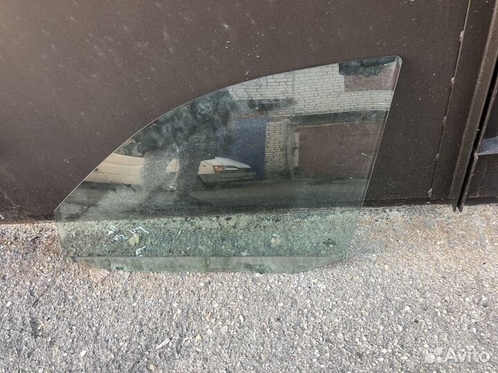 Стекло передней левой двери Volkswagen Golf 4