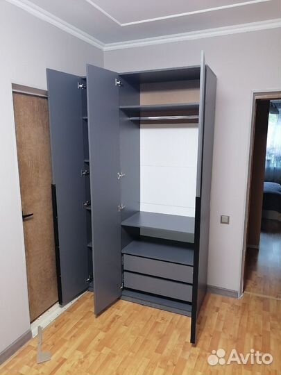 Шкаф распашной с полками