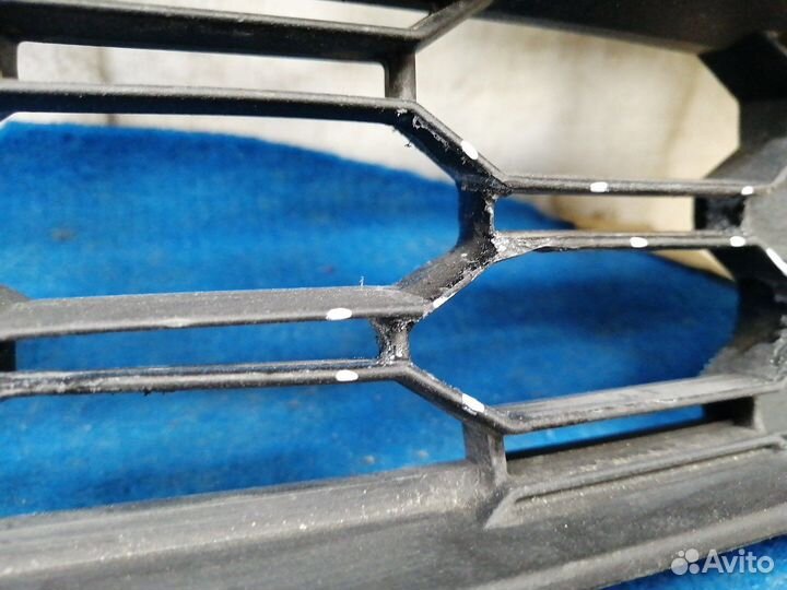 Решетка переднего бампера - центральная 5E0 853