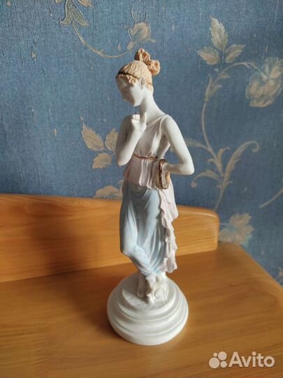 Греческая статуэтка девушки богини мрамор