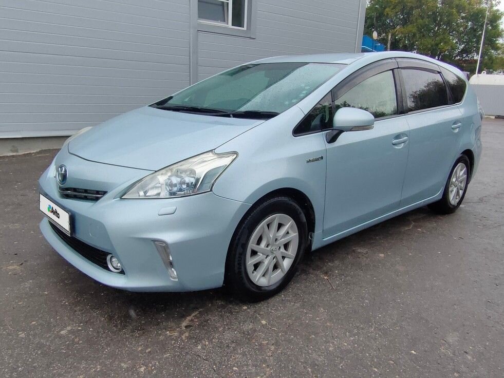 Toyota Prius Alpha: фото владельца