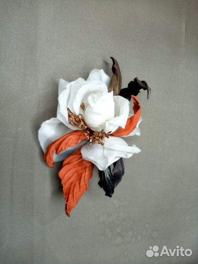 Брошь из шёлка натуральной кожи