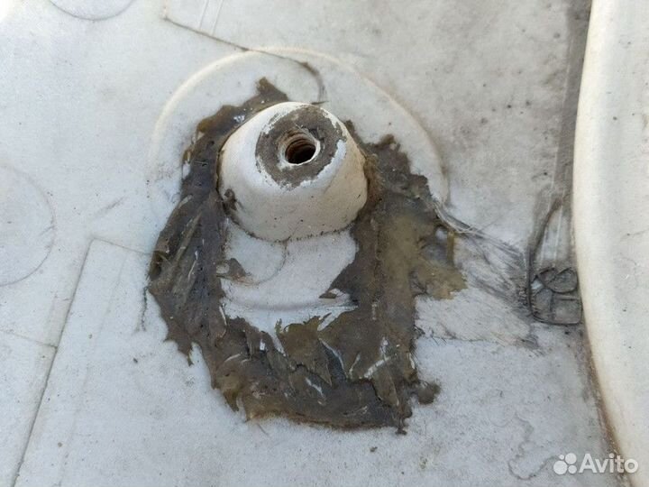 81624100061 Накладка лобового стекла левая