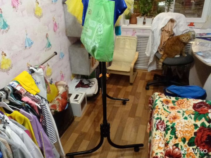 Вешалка для одежды напольная на колесах