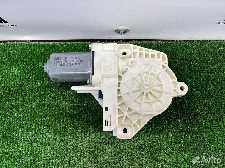 Моторчик стеклоподъемника передний левый L