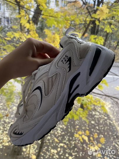 Кроссовки женские