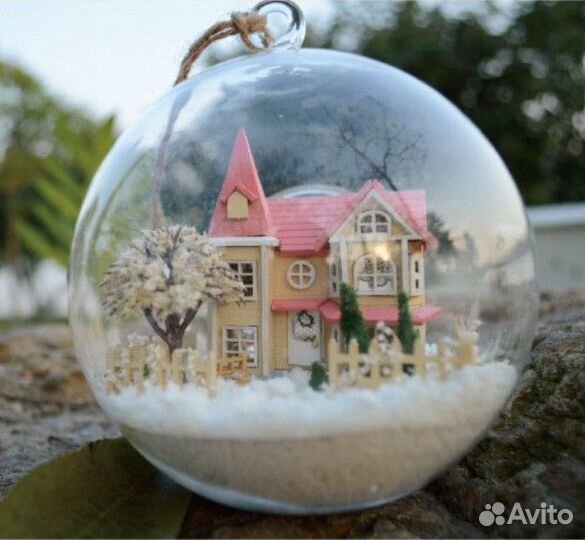 Домик в стеклянном шаре