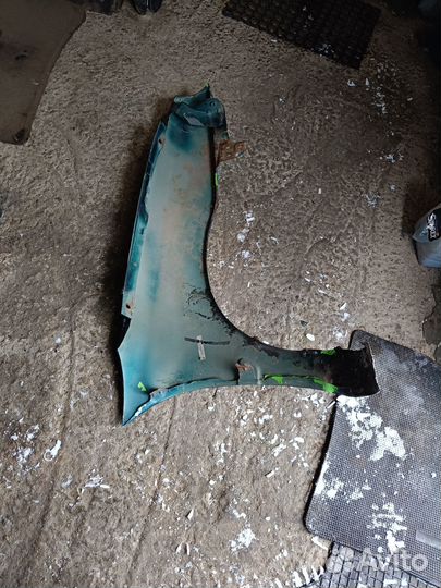 Крыло переднее левое dodge neon 1