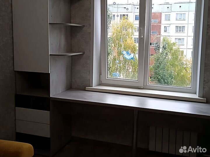 Школьный стол для двоих у окна