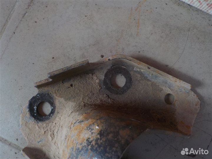 Крепление рычага подвески заднее левое Renault