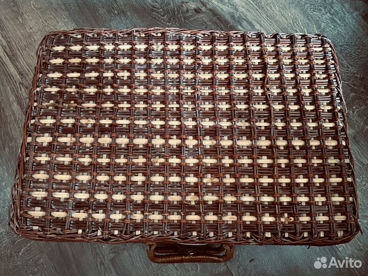 Набор посуды для пикника в плетеном чемодане