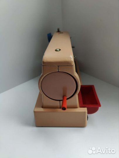 Детская швейная машинка СССР Малютка