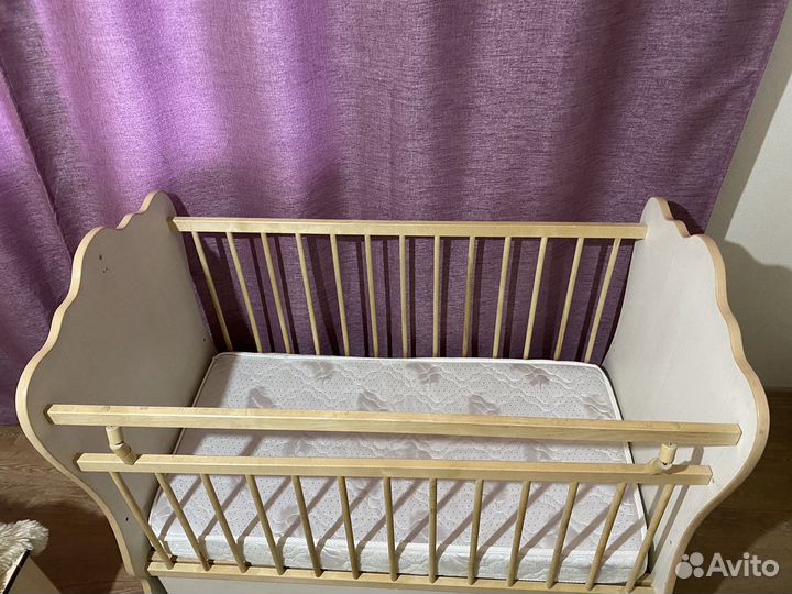 Детская кровать с маятником и ящиком