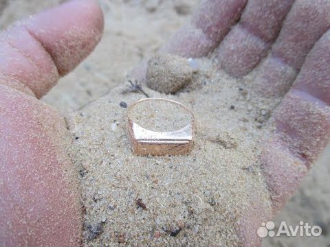 Поиск с металлоискателем потерянных украшений