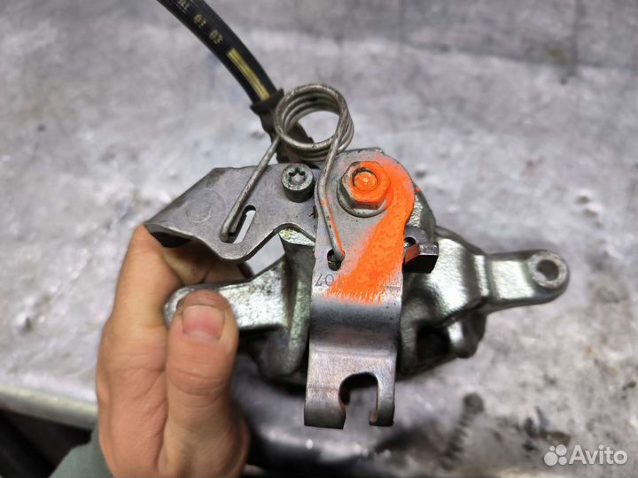 Renault Trafic 2 суппорт задний правый оригинал