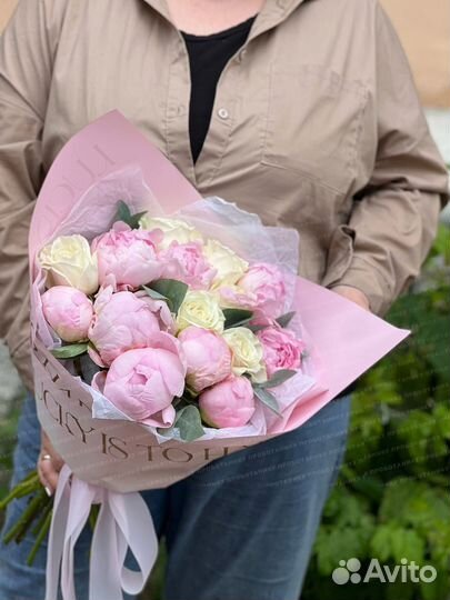 Букет с пионами и розами