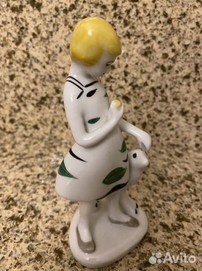 Статуэтка фарфор
