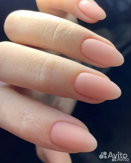 Маникюр и педикюр в салоне