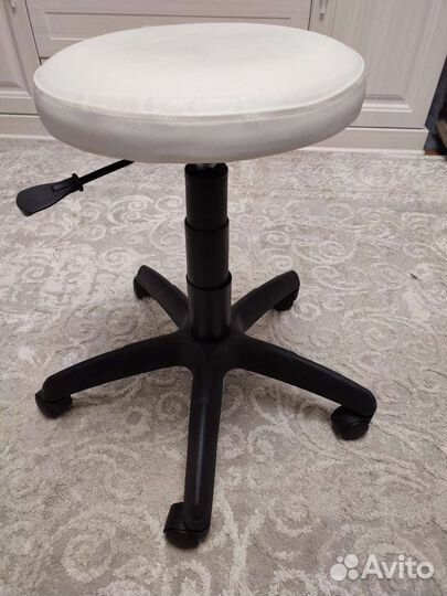Стул для мастера на колесиках