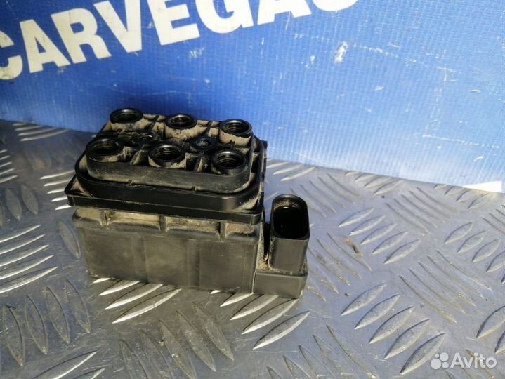 Блок клапанов пневмоподвески Volkswagen Touareg (G