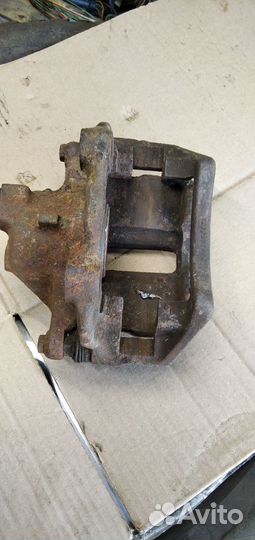 Суппорт передний левый на Пассат B5